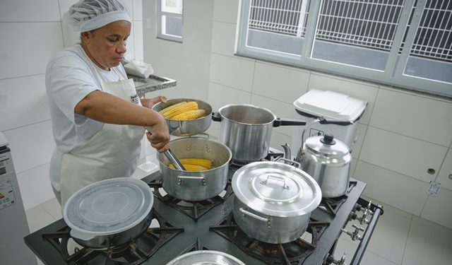 Panela nova é que faz comida com mais segurança para os nossos estudantes