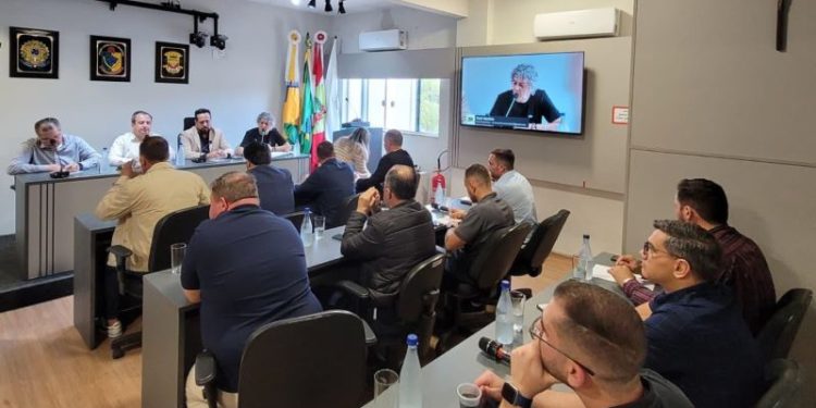 Câmara Municipal de Biguaçu recebe diretor da Arteris Região Sul em reunião sobre demandas da BR-101