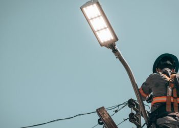 Modernização da iluminação pública com tecnologia LED avança em Biguaçu