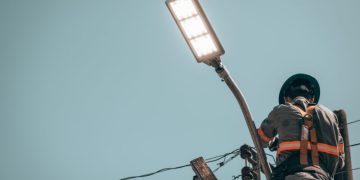 Modernização da iluminação pública com tecnologia LED avança em Biguaçu