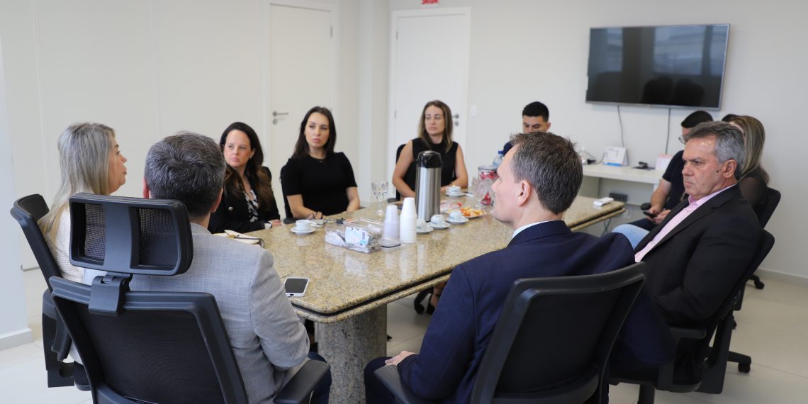 Autoridades e representantes de entidades do município participaram do encontro