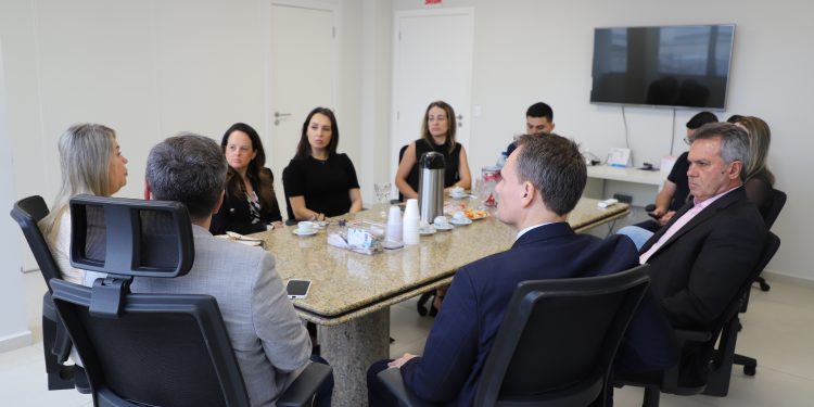 Autoridades e representantes de entidades do município participaram do encontro