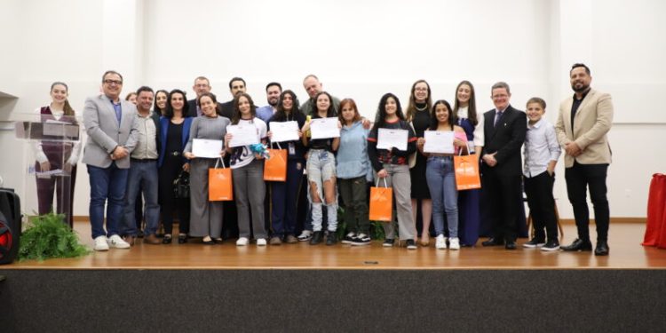 Estudantes de Biguaçu são premiados em concurso de redação sobre Bullying e Cyberbullying