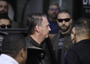 Moraes cita risco de Bolsonaro fugir para embaixada dos EUA e violação de tornozeleira na madrugada