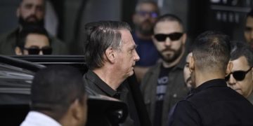 Moraes cita risco de Bolsonaro fugir para embaixada dos EUA e violação de tornozeleira na madrugada