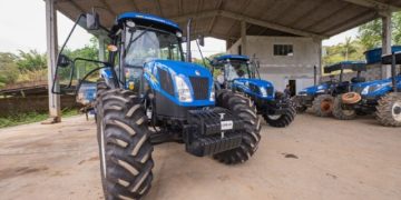 Prefeitura de Biguaçu apresenta dois novos tratores cabinados e amplia frota agrícola do município