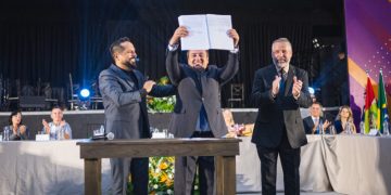 Alexandre Martins de Souza toma posse como prefeito de Biguaçu