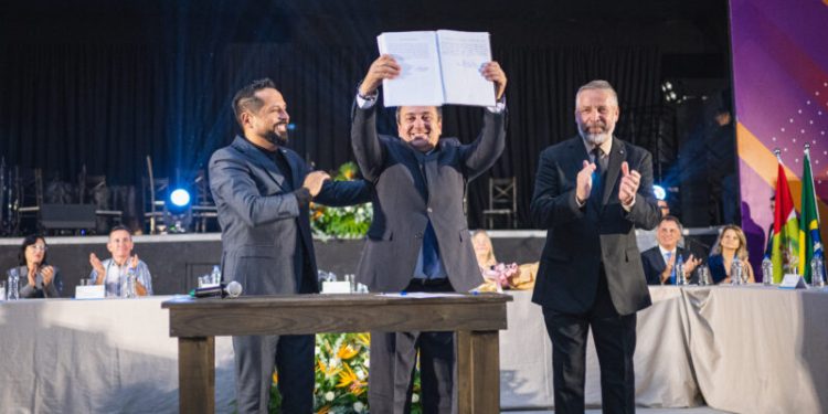 Alexandre Martins de Souza toma posse como prefeito de Biguaçu