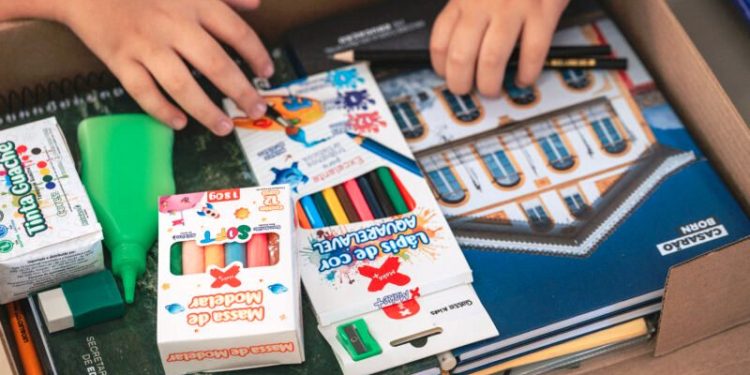 Alunos e equipes da Rede Municipal de Ensino de Biguaçu recebem novos kits escolares