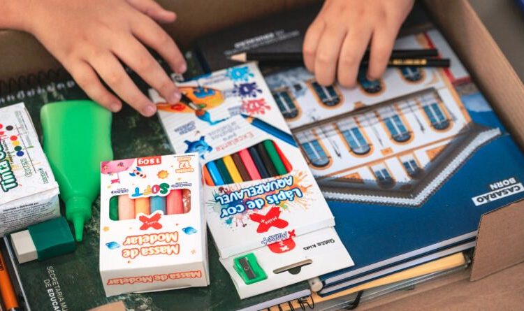 Alunos e equipes da Rede Municipal de Ensino de Biguaçu recebem novos kits escolares