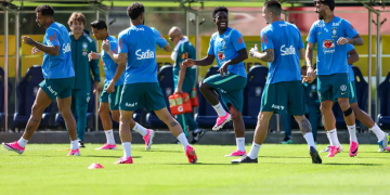Ancelotti testa nova formação e esboça time com três zagueiros