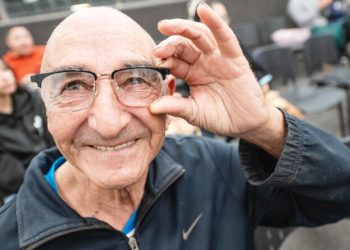 Moradores de Biguaçu recebem óculos de grau gratuitos