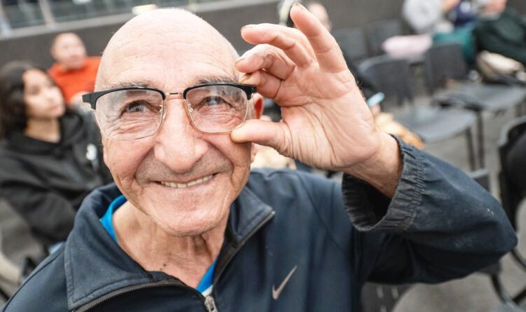 Moradores de Biguaçu recebem óculos de grau gratuitos