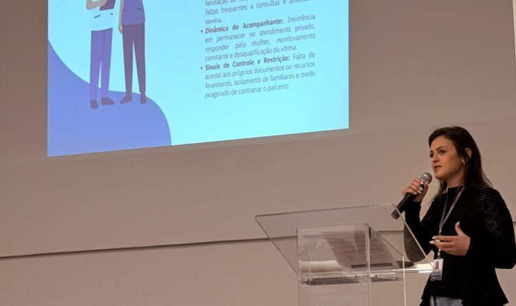 Biguaçu capacita servidores para reconhecer sinais de violência contra a mulher
