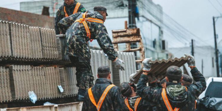 Prefeitura de Biguaçu inicia distribuição de telhas e segue mobilizada na Operação Granizo