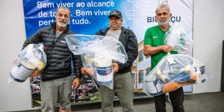 Programa de Auxílio ao Pescador Artesanal beneficia cerca de 100 profissionais em Biguaçu