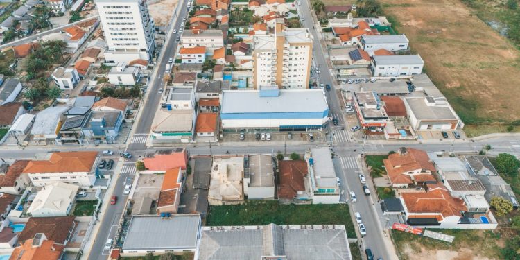 Rua Avanir Maria Freiberger passa a operar em mão dupla