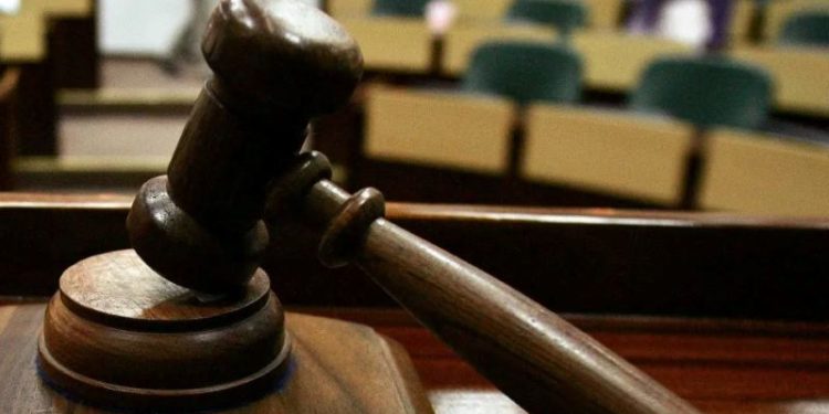 Justiça condena pais a indenizar filho expulso por orientação sexual