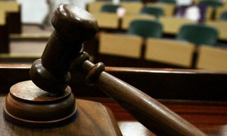 Justiça condena pais a indenizar filho expulso por orientação sexual
