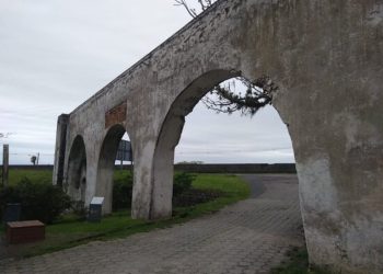 Aqueduto de São Miguel (canaleta por onde corria a agua que abastecia)