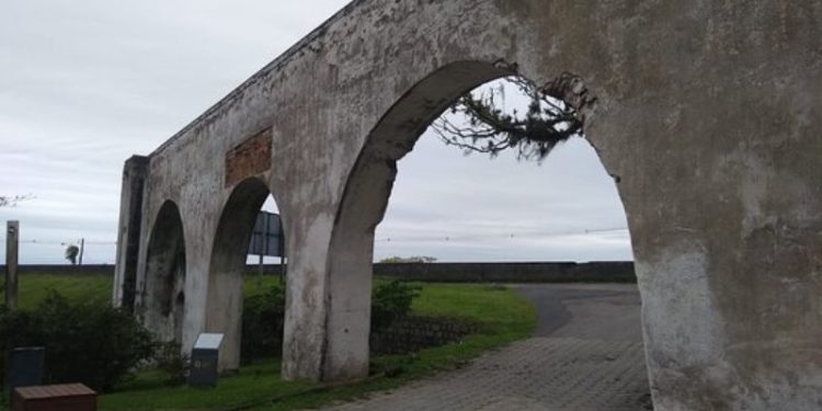 Aqueduto de São Miguel (canaleta por onde corria a agua que abastecia)