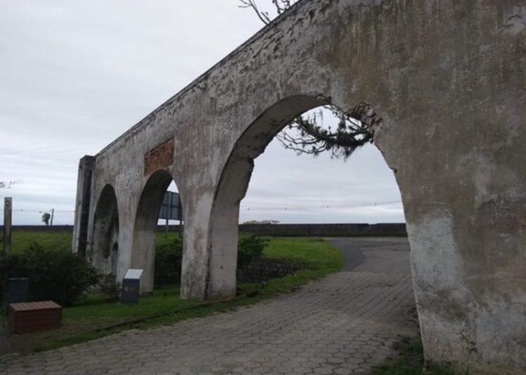 Aqueduto de São Miguel (canaleta por onde corria a agua que abastecia)