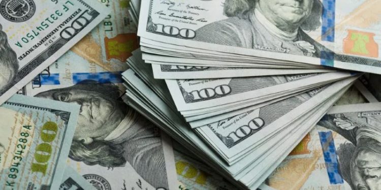 Dólar fecha em queda e Bolsa sobe com alívio externo e empate eleitoral no radar