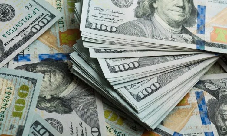 Dólar fecha em queda e Bolsa sobe com alívio externo e empate eleitoral no radar